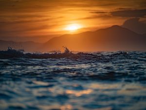 Превью обои море, волны, всплеск, холм, солнце