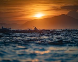 Превью обои море, волны, всплеск, холм, солнце