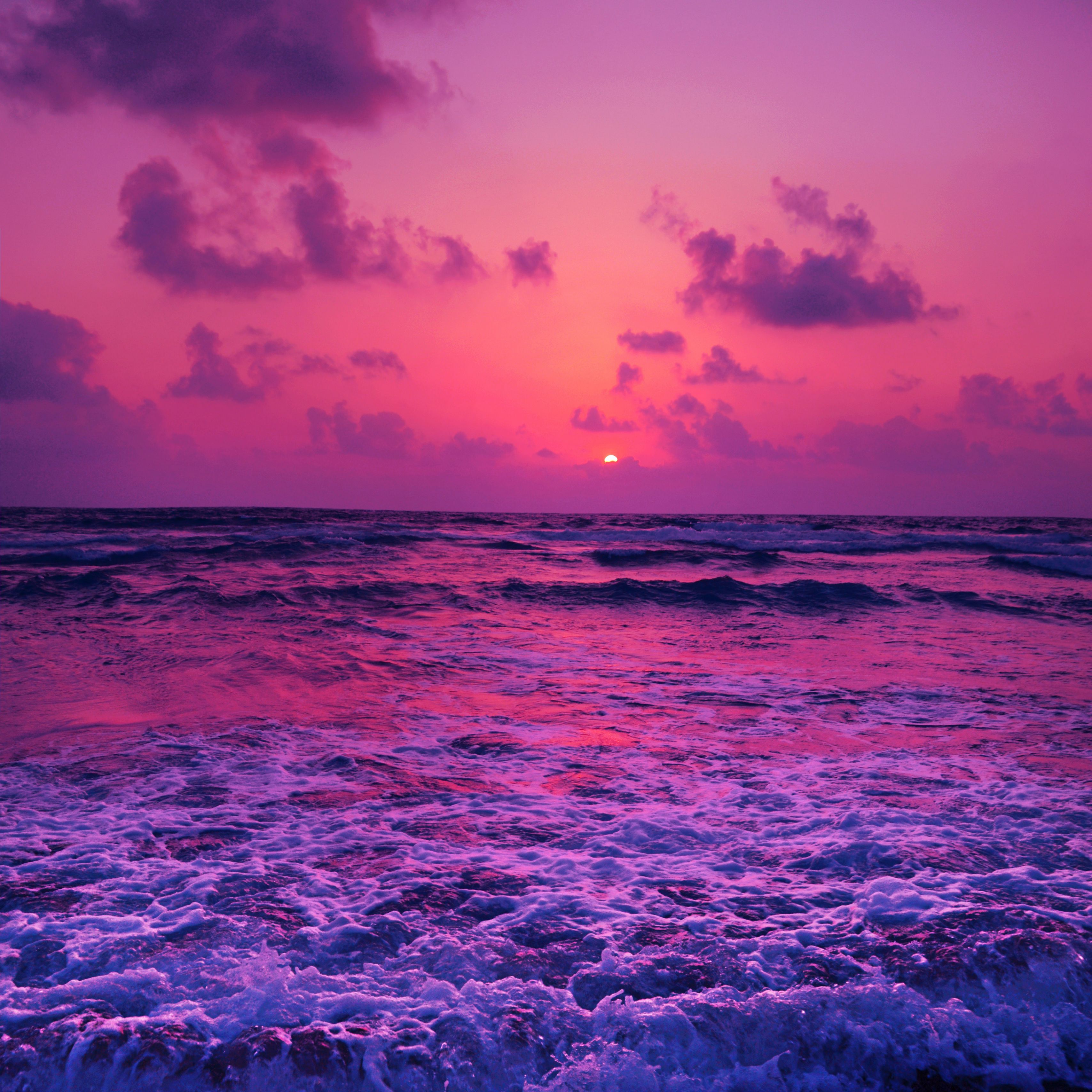 Малиновый закат на море