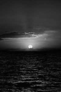 Превью обои море, закат, горизонт, солнце, волны, черно-белый