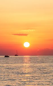 Превью обои море, закат, горизонт, лодки