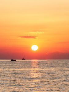 Превью обои море, закат, горизонт, лодки