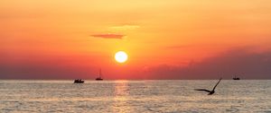Превью обои море, закат, горизонт, лодки