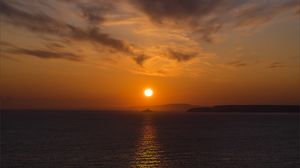 Превью обои море, закат, горизонт, холмы, пейзаж