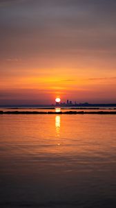 Превью обои море, закат, город, темный