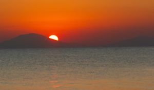 Превью обои море, закат, горы, небо, природа, темный