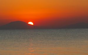 Превью обои море, закат, горы, небо, природа, темный