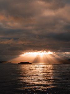 Превью обои море, закат, облака, солнечные лучи, свет