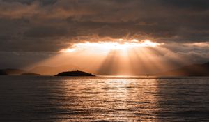 Превью обои море, закат, облака, солнечные лучи, свет