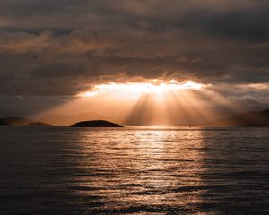 Превью обои море, закат, облака, солнечные лучи, свет