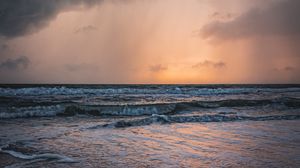 Превью обои море, закат, облака, волны, дождь