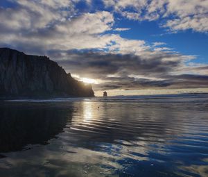 Превью обои море, закат, скала, вода, птицы, пляж