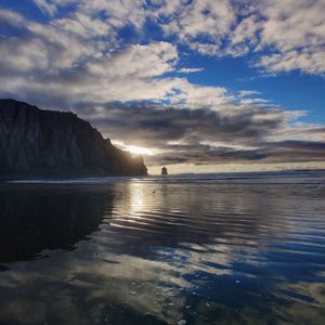 Превью обои море, закат, скала, вода, птицы, пляж