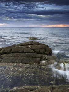 Превью обои море, залив, берег, камни, тучи