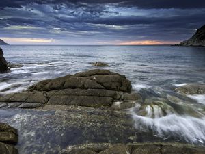 Превью обои море, залив, берег, камни, тучи