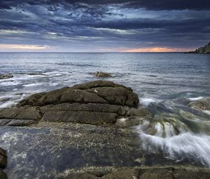 Превью обои море, залив, берег, камни, тучи