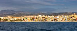 Превью обои море, здания, горы, город, облака