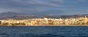 Превью обои море, здания, горы, город, облака