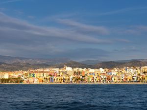 Превью обои море, здания, горы, город, облака