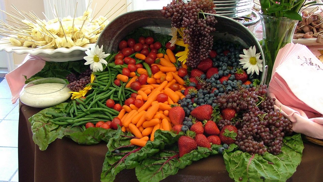 Обои морковь, фасоль, клубника, виноград, овощи, ягоды, помидоры
