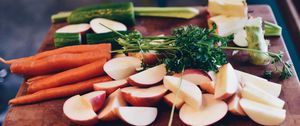 Превью обои морковь, овощи, петрушка, огурец, брокколи, яблоки, разделочная доска