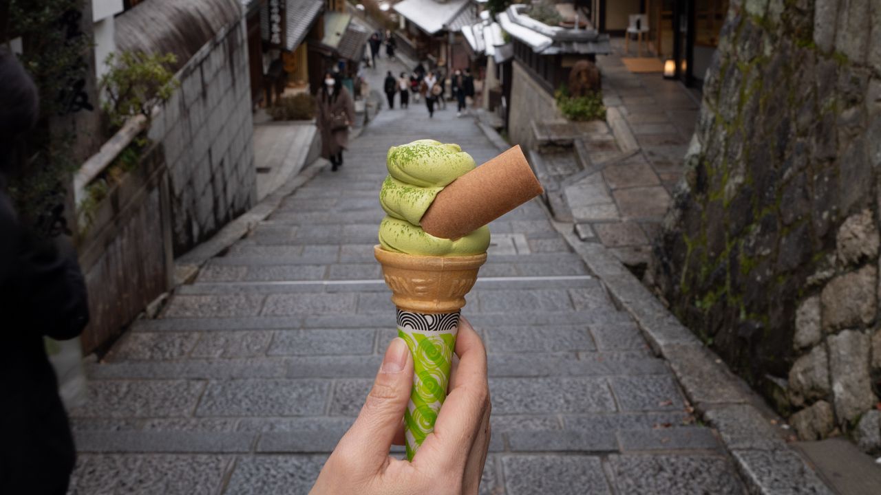 Обои мороженое, десерт, рука, улица, здания, япония