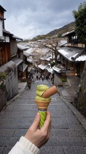 Превью обои мороженое, десерт, рука, улица, здания, япония