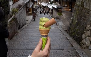 Превью обои мороженое, десерт, рука, улица, здания, япония