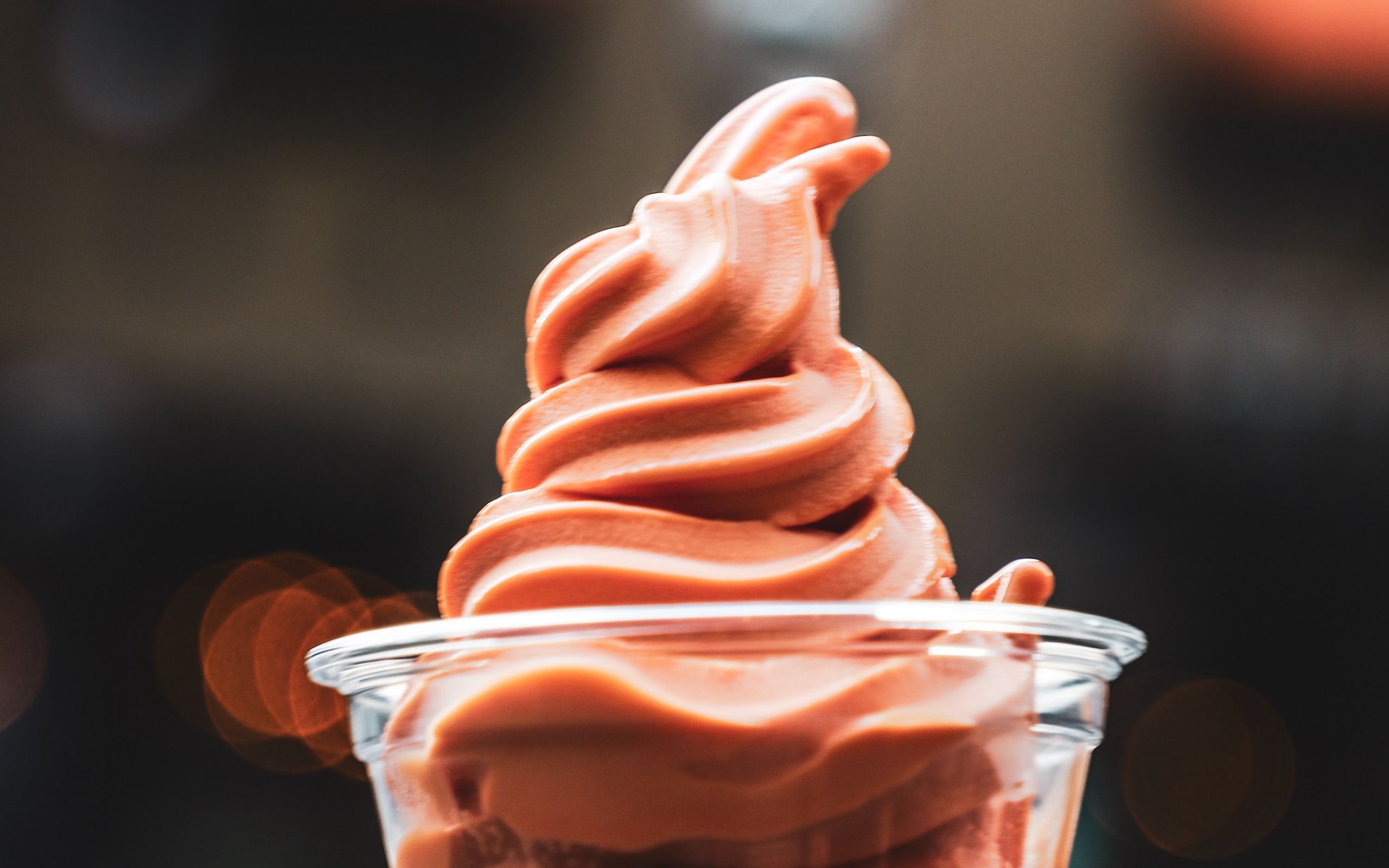 Держите в руках сладкое. Сладкое в руке. Nice шоколад. Мороженое в стаканчике реклама. Красивое мороженое обои вертикальные фото.