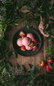 Превью обои мороженое, клубника, десерт, ветки, листья