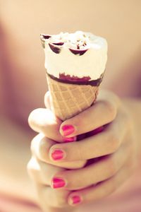 Превью обои мороженое, рожок, руки, девушка, ногти, лето