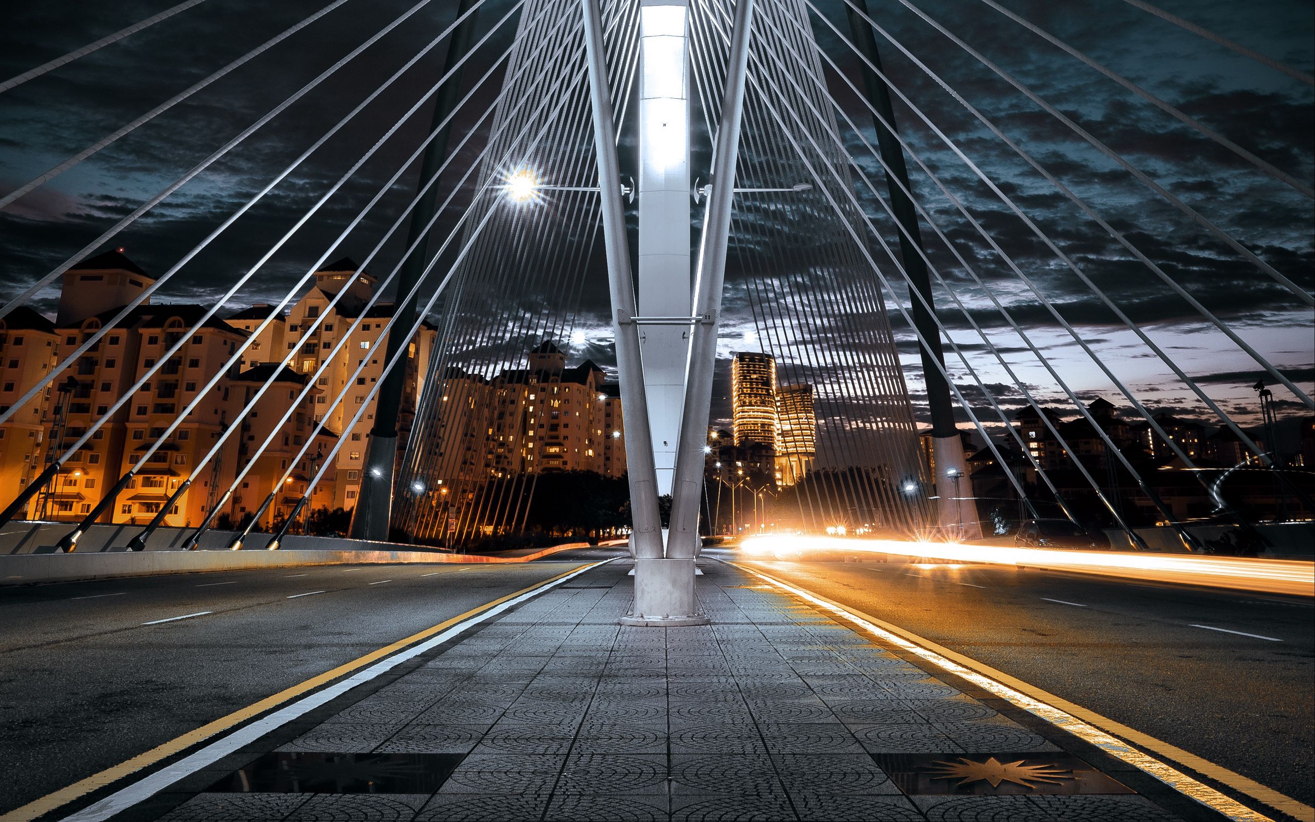 Мост снизу. Вантовый мост Владивосток. Город снизу. Ночной город снизу. Высотная архитектура мост в городе.