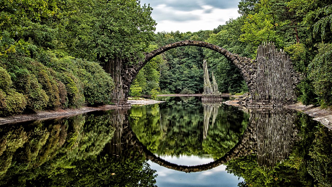Обои мост, арка, деревья, река, отражение