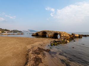 Превью обои мост, арки, руины, берег, море