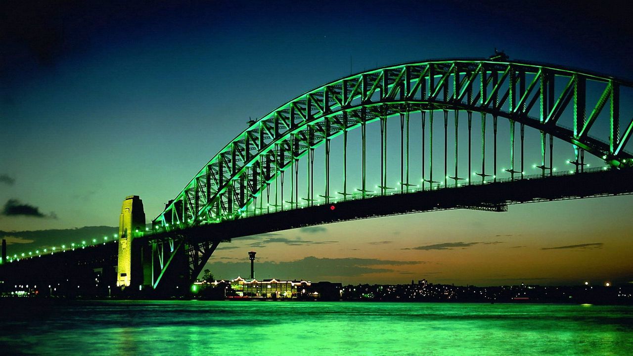 Обои мост, большой, зеленый, фон, дуга, огни, вода, ночь, здания, на горизонте, небо, облака, рыже-зеленые