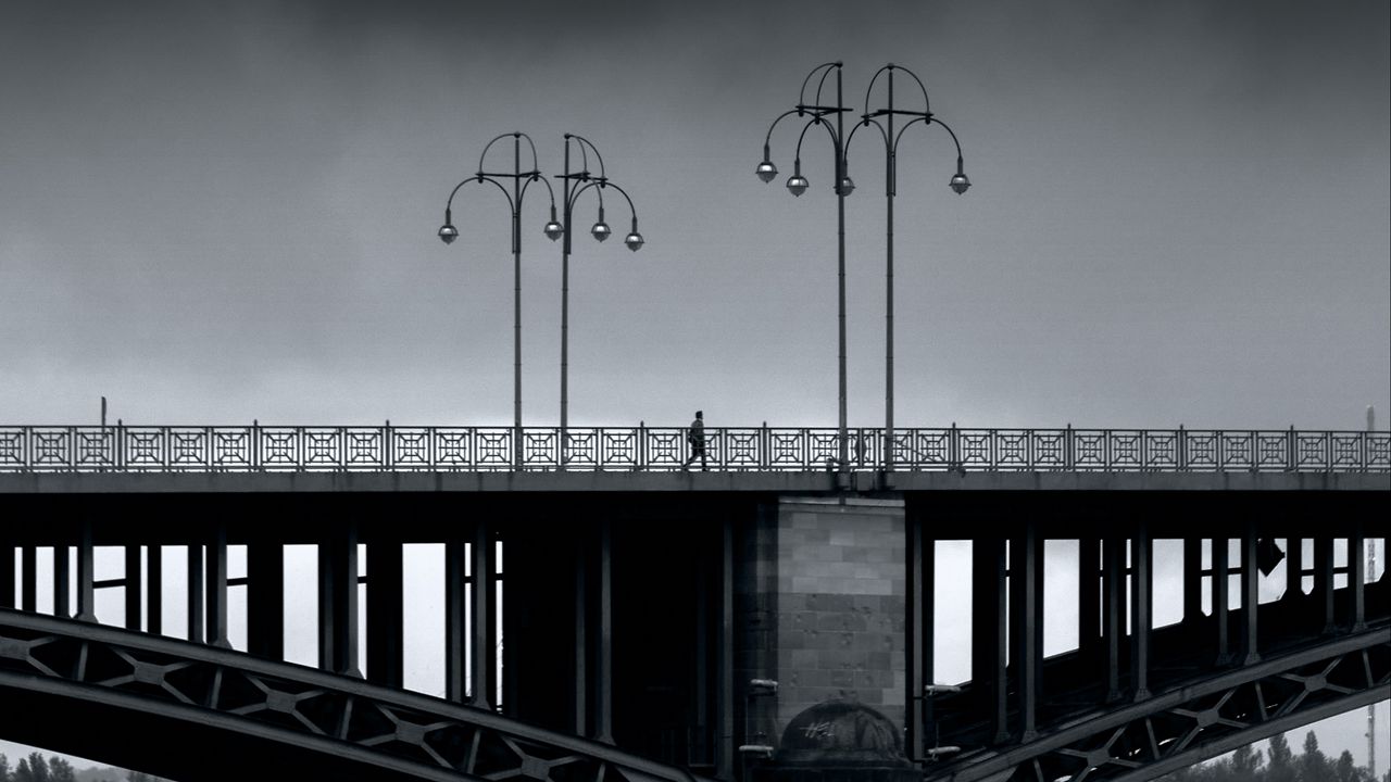Обои мост, человек, фонари, архитектура, вода, черно-белый