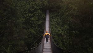 Превью обои мост, человек, подвесной, деревья, лес, ванкувер, канада