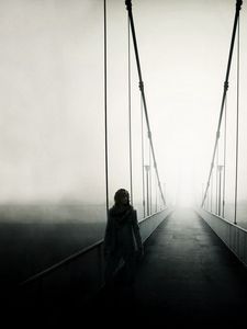 Превью обои мост, человек, туман, прогулка, одиночество, свобода