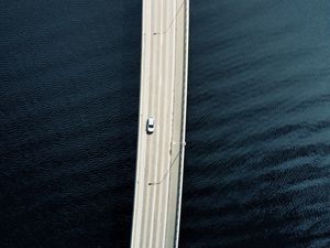 Превью обои мост, дорога, автомобили, вода, вид сверху