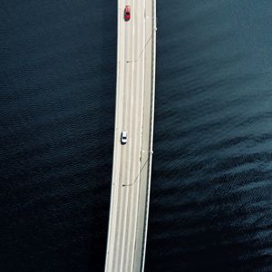 Превью обои мост, дорога, автомобили, вода, вид сверху
