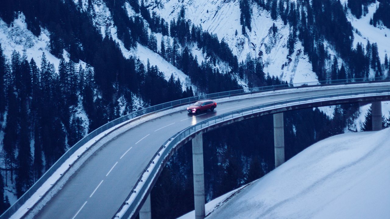 Обои мост, дорога, машина, горы, снег