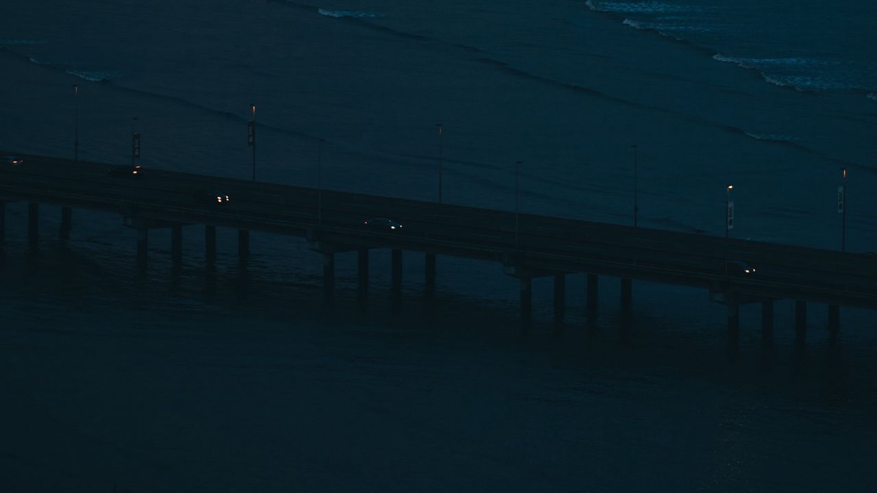 Обои мост, дорога, машины, море, ночь