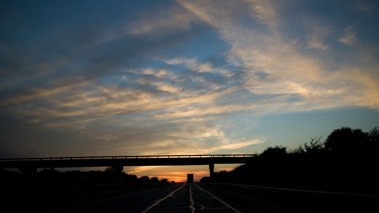 Обои мост, дорога, трасса, вечер, транспорт, облака, небо