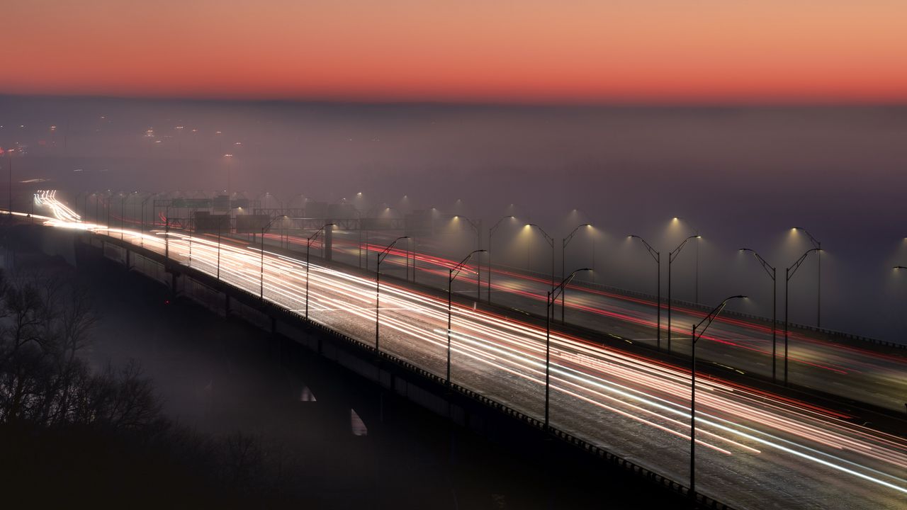 Обои мост, дорога, туман, сумерки, огни