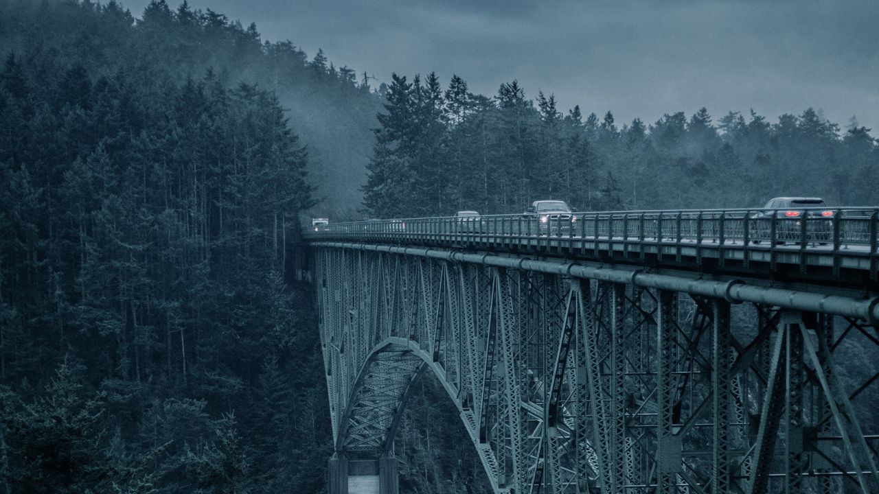 Обои мост, горы, автомобили, вечер