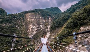Превью обои мост, горы, девушка, одиночество, прогулка, высота