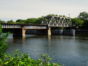 Превью обои мост, граффити, река, листья