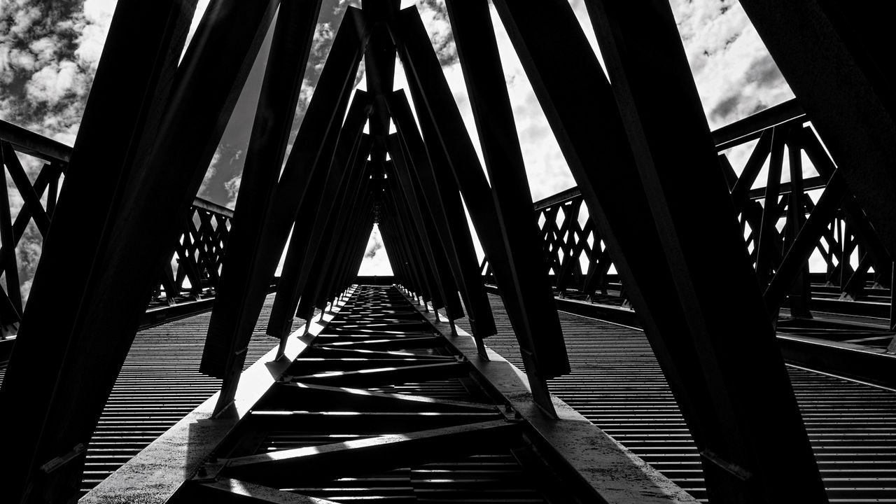 Обои мост, конструкция, солнце, черно-белый