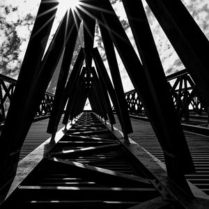 Превью обои мост, конструкция, солнце, черно-белый