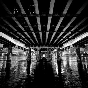 Превью обои мост, конструкция, вода, черно-белый, темный